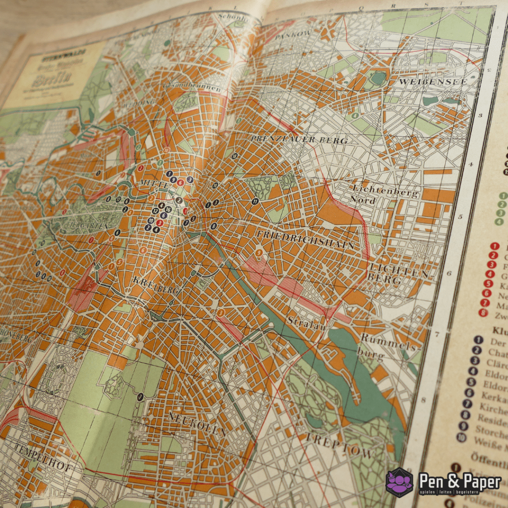 Ein Bild der Karte Berlins, die sich im Buch befindet. Auf der Karte sind Sehenswürdigkeiten und Ortschaften markiert. Eine Legende auf der rechten Seite bezeichnet die besonderen Ortschaften.